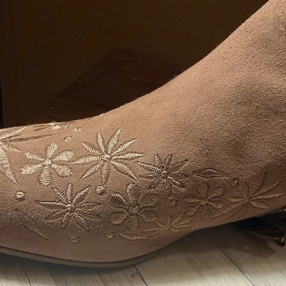 Bernardo Francine  Anthropologie Boho Suede Embroidered  Ankle Boots sz 8